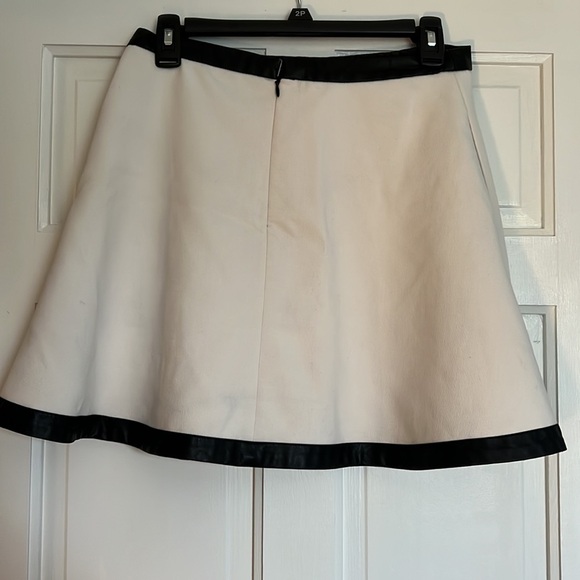 Banana Republic Winter White A-line Mini w/ Faux leather Trim Sz 4 - Picture 2 of 6